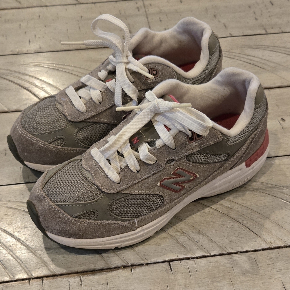 New Balance 993 Kids Sneakers Gray Pink White Size 2.5 Made in USA Style.